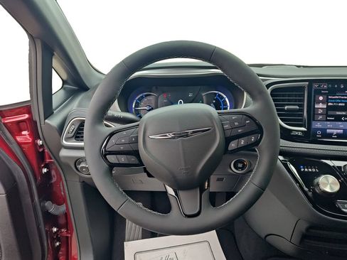 Used 2023 Chrysler Pacifica Touring-L w/ S Appearance Package FWD image 12