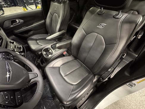 Used 2023 Chrysler Pacifica Touring-L w/ S Appearance Package image 18