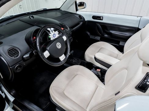 Used 2010 Volkswagen Beetle Convertible image 8