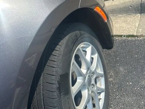 Used 2018 Chrysler Pacifica LX FWD image 12