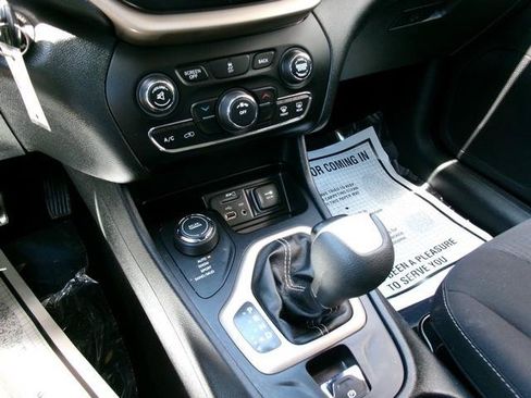 Used 2016 Jeep Cherokee Latitude w/ Cold Weather Group AWD/4WD image 12