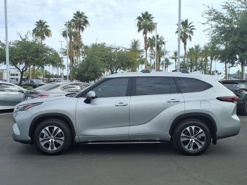 Certified 2025 Toyota Highlander XLE FWD image 7