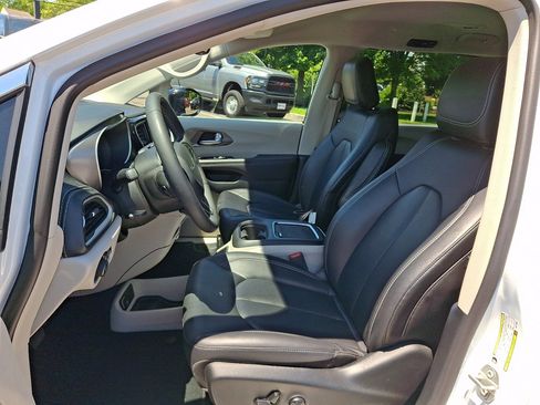 Used 2024 Chrysler Pacifica Limited FWD image 23