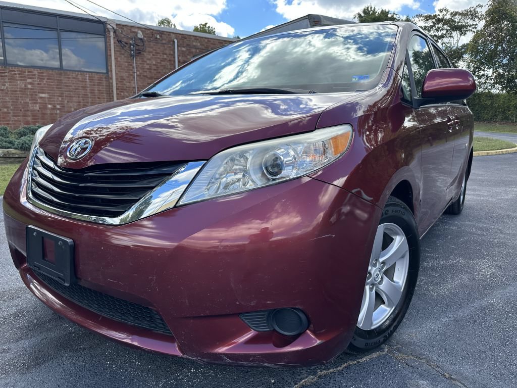 Used 2014 Toyota Sienna LE FWD image 1