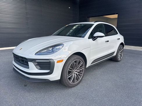 Certified 2023 Porsche Macan AWD/4WD image 1