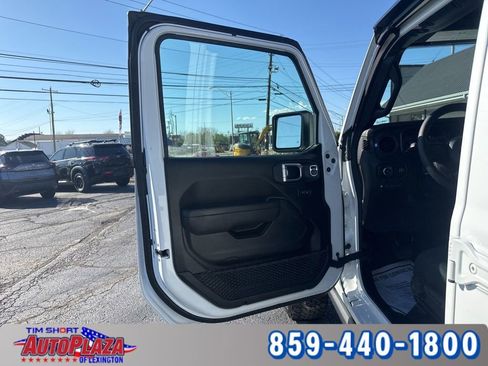 Used 2025 Jeep Wrangler Unlimited Rubicon 4xe w/ Convenience Group AWD/4WD image 15