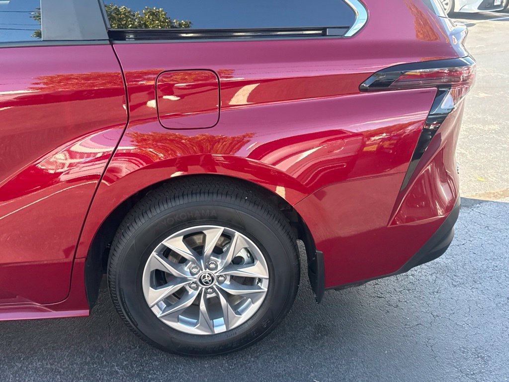 Used 2026 Toyota Sienna XLE FWD image 4