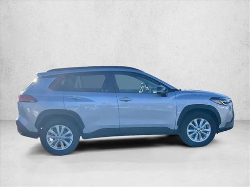 Used 2025 Toyota Corolla Cross LE image 4