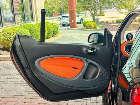 Used 2016 smart fortwo Coupe RWD image 9