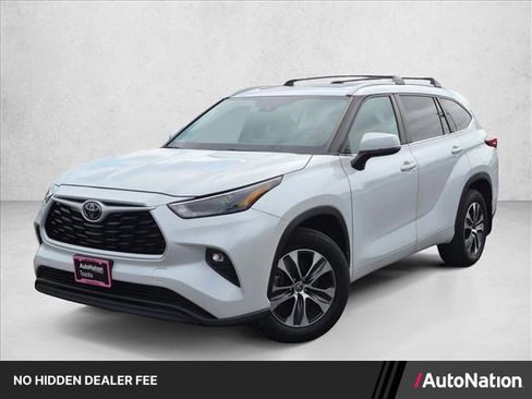 Used 2023 Toyota Highlander XLE FWD image 1