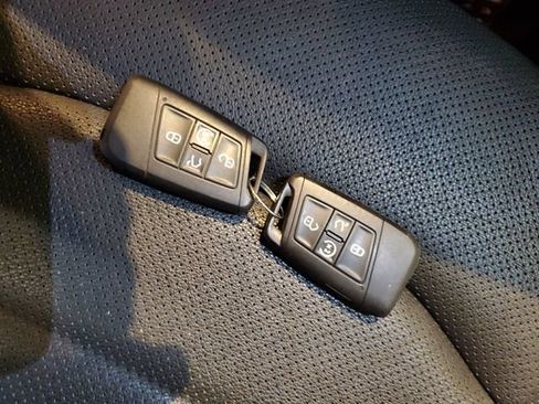 Used 2022 Volkswagen Taos SEL w/ Panoramic Sunroof Package AWD/4WD image 30