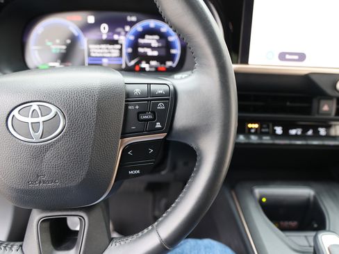 Used 2023 Toyota Crown Limited image 18