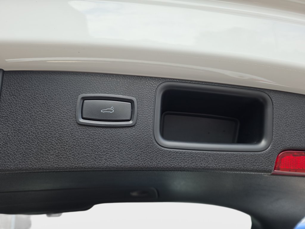Used 2018 Porsche Macan AWD/4WD image 16