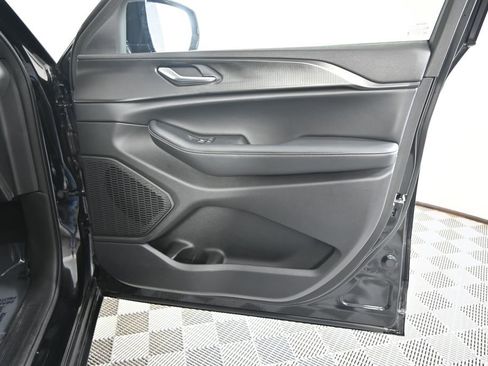 Used 2023 Jeep Grand Cherokee Altitude AWD/4WD image 12