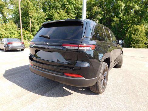 Used 2023 Jeep Grand Cherokee Limited w/ Black Appearance Package AWD/4WD image 5