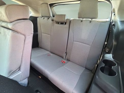 Used 2024 Toyota Highlander LE FWD image 29