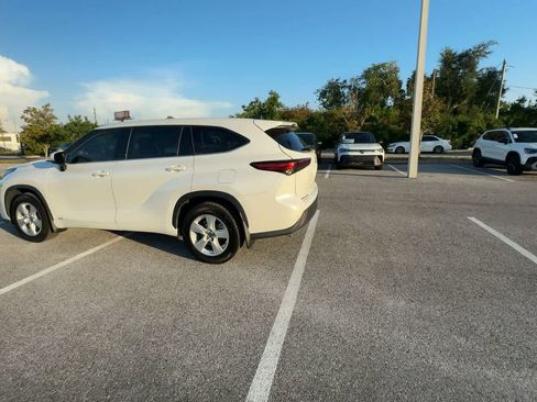 Used 2022 Toyota Highlander LE AWD/4WD image 5