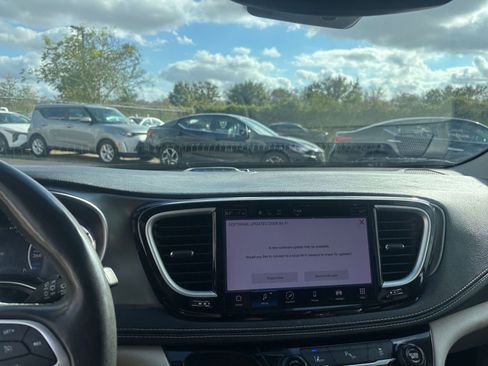 Used 2023 Chrysler Pacifica Touring-L image 18