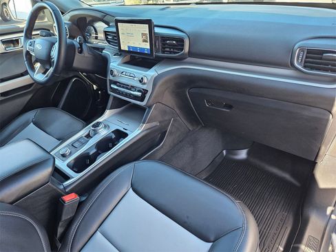 Certified 2022 Ford Explorer XLT w/ Equipment Group 202A image 28