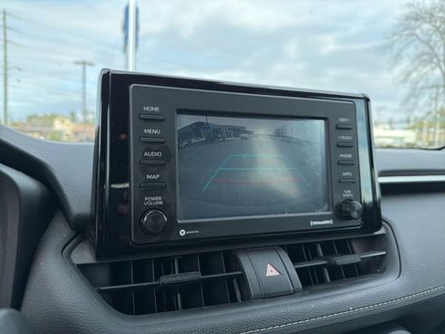 Used 2021 Toyota RAV4 LE image 16