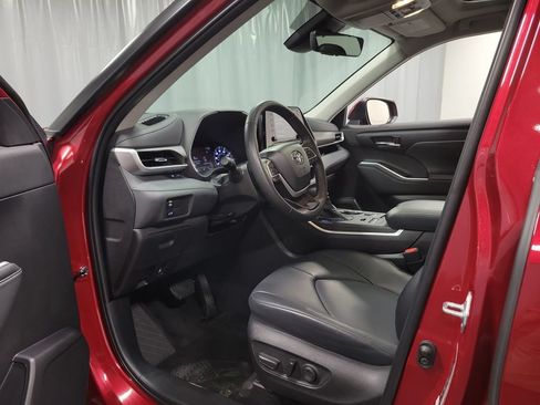 Used 2022 Toyota Highlander XLE AWD/4WD image 12