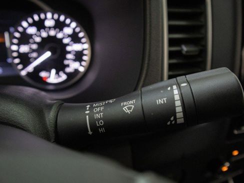 Used 2024 Nissan Frontier SV image 14