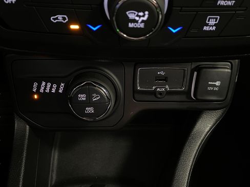 Used 2019 Jeep Renegade Trailhawk AWD/4WD image 24