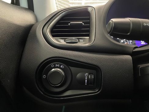 Used 2023 Jeep Renegade Latitude AWD/4WD image 14