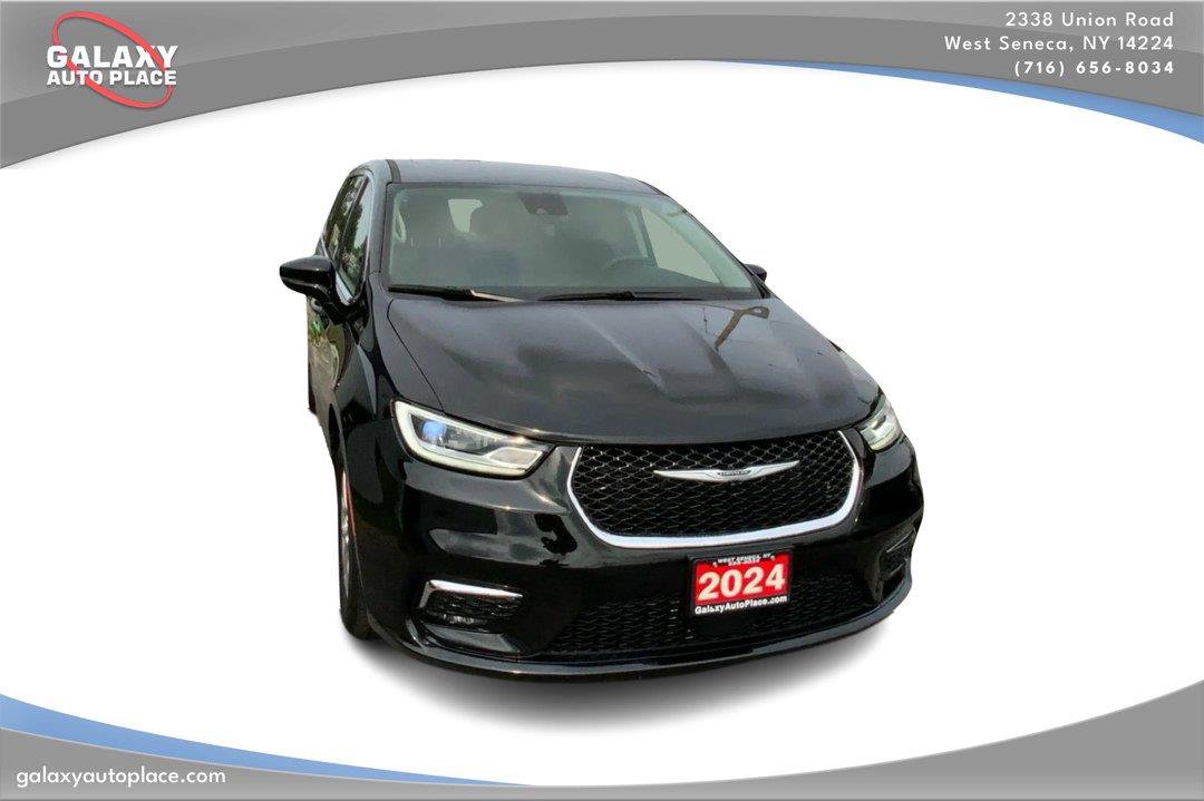 Used 2024 Chrysler Pacifica Touring-L FWD image 3