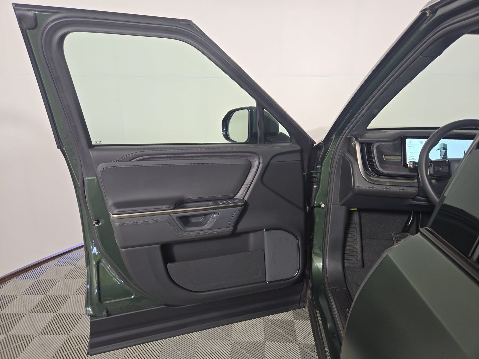 Used 2025 Rivian R1S Adventure Dual AWD/4WD image 16