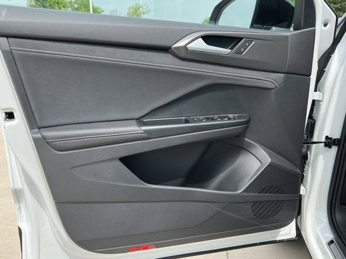 New 2025 Volkswagen Taos SE image 11