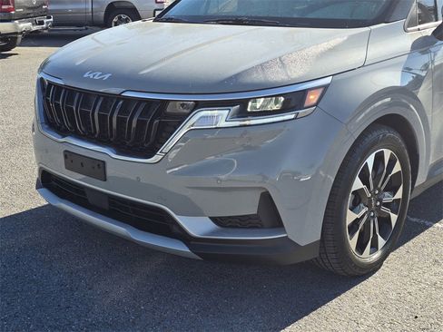 Used 2023 Kia Carnival EX image 10