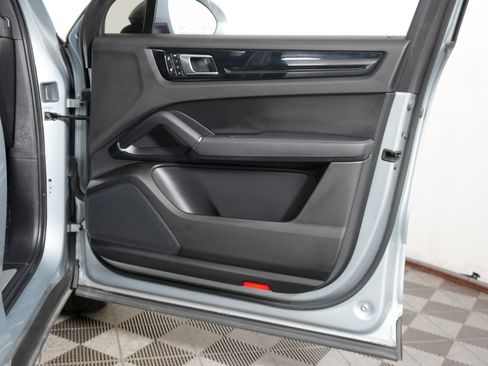 Certified 2023 Porsche Cayenne AWD/4WD image 40