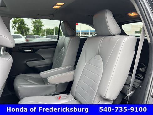 Used 2023 Toyota Highlander XLE FWD image 28