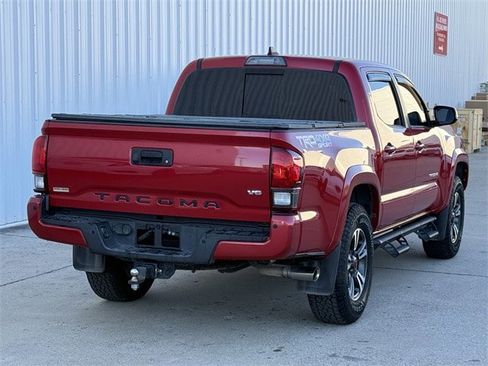 Used 2018 Toyota Tacoma TRD Sport image 4