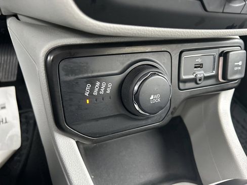 Used 2021 Jeep Renegade Latitude w/ Convenience Group image 32