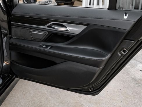 Used 2021 BMW 750i xDrive image 56