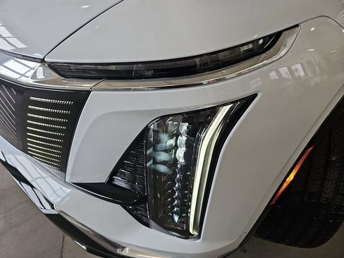 New 2026 Cadillac Vistiq Luxury w/ LPO, Floor Liner Package image 34