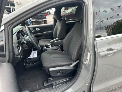 Certified 2023 Chrysler Pacifica Touring FWD image 7