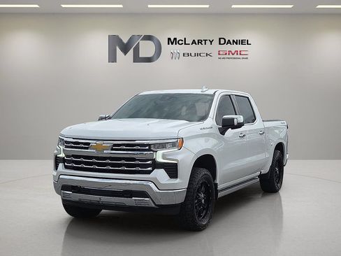 Used 2022 Chevrolet Silverado 1500 LTZ w/ LTZ Convenience Package II AWD/4WD image 3