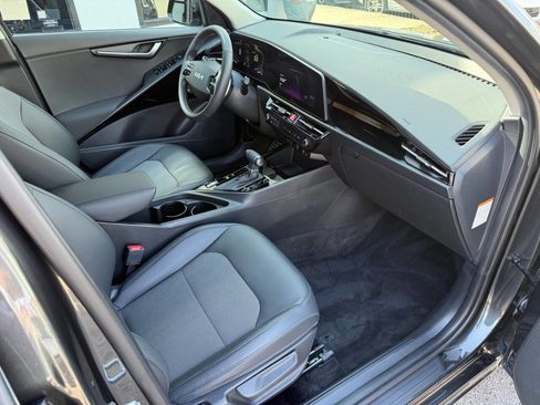 Used 2024 Kia Niro EX Touring image 27