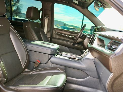 Used 2022 GMC Yukon XL Denali AWD/4WD image 25