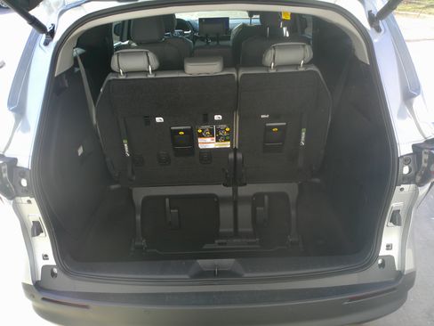 Used 2025 Toyota Sienna XLE image 34