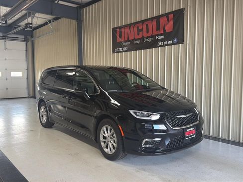 New 2026 Chrysler Pacifica Limited image 4