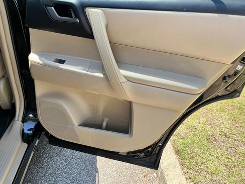 Used 2013 Toyota Highlander Plus FWD image 22