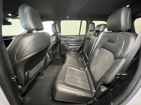 Used 2024 Jeep Grand Cherokee Altitude image 5