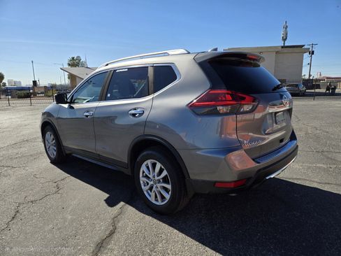 Used 2018 Nissan Rogue SV w/ Premium Package image 3