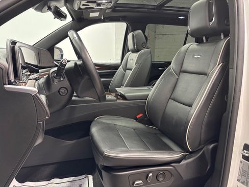 Used 2022 Cadillac Escalade Premium Luxury AWD/4WD image 24