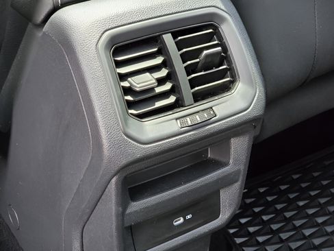 Used 2023 Volkswagen Taos SE FWD image 18