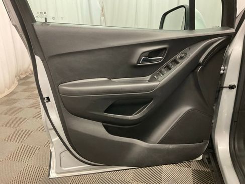 Used 2020 Chevrolet Trax LT w/ LT Convenience Package image 10